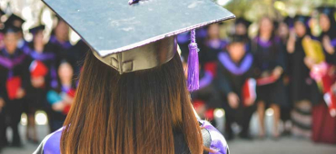 Jonge vrouw met baret